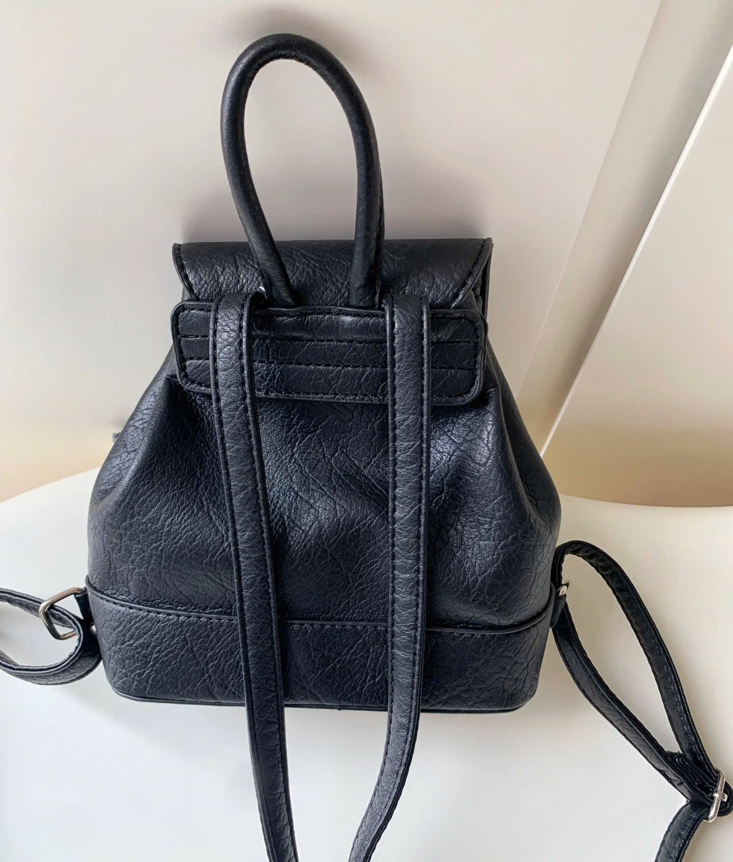 Leather backpack for women, convenient for outdoor wear, Fashionable backpack for girls (Form T8)